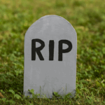 Halloween-Deko: Grabsteine aus Karton